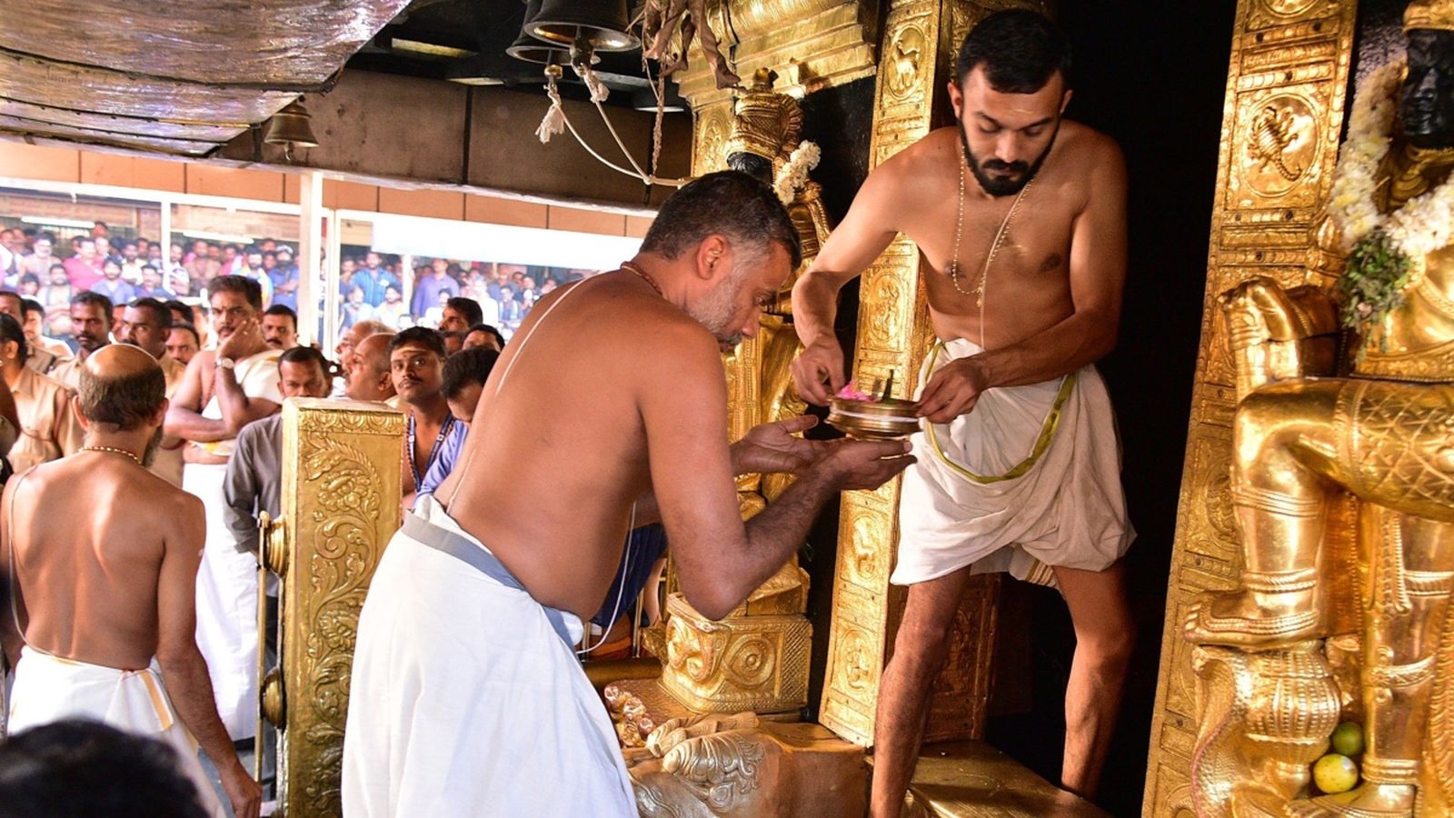 Devots hindús realitzen una ofrena al temple Sabarimala aquest 2 de gener