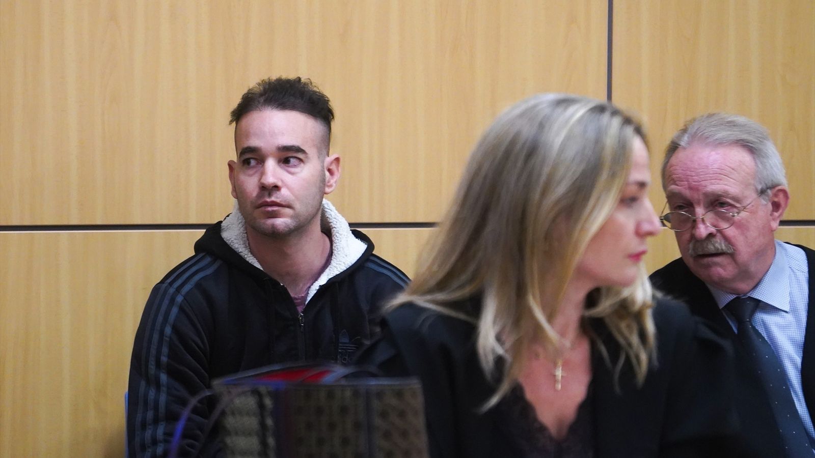 David el Tuvi, al costat del seu advocat, el primer dia de juí