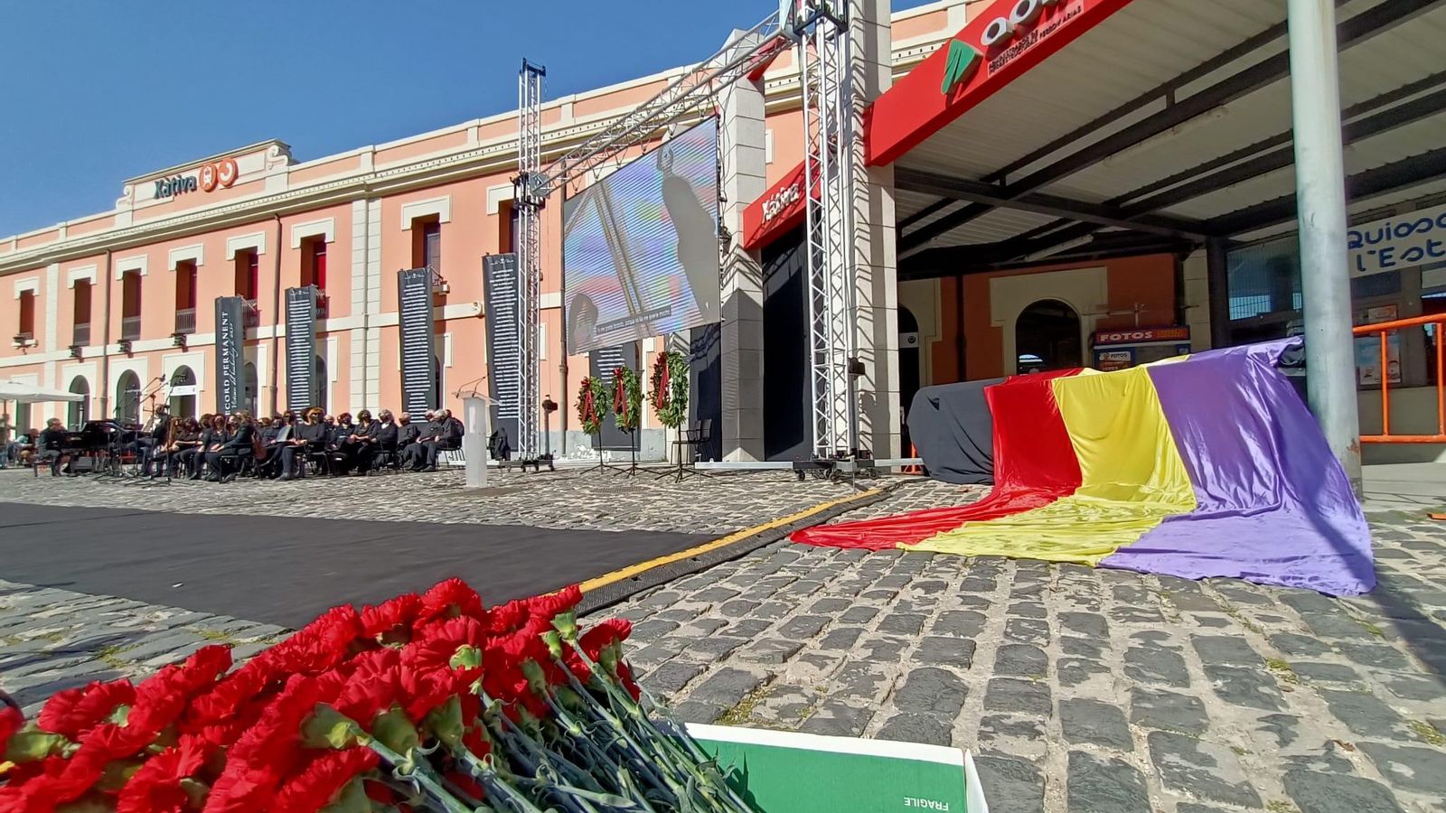 145 persones moriren quan l'aviació feixista italiana va bombardejar vies i andanes
