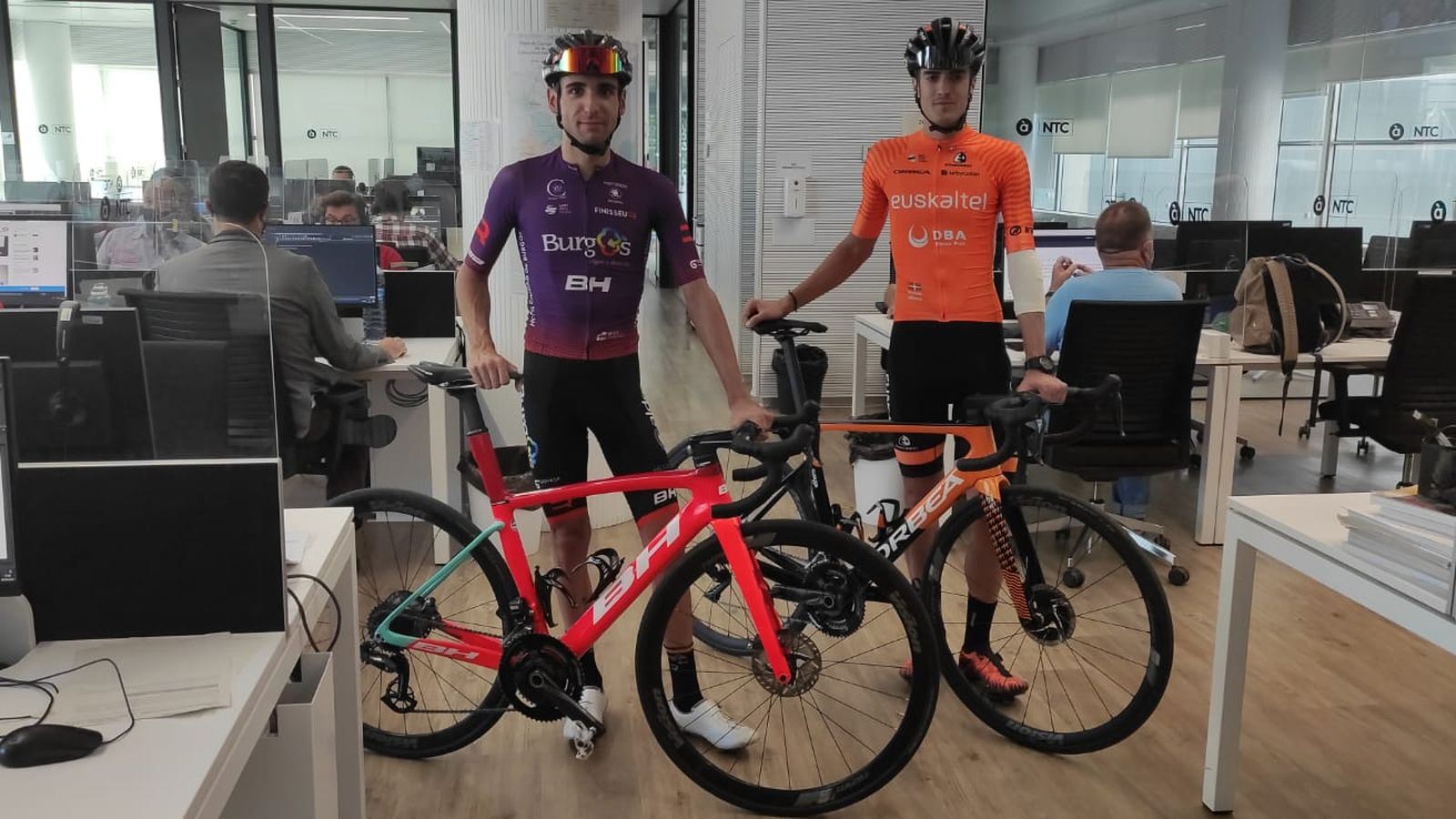 Óscar Cabedo i Joan Bou han visitat les instal·lacions d'À Punt Mèdia