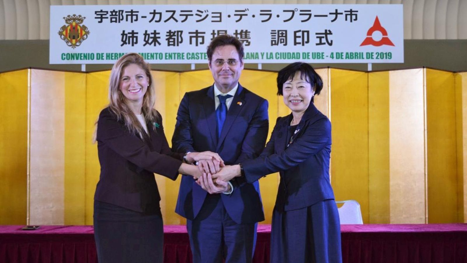 Les alcaldesses de Castelló i Ube rubriquen l'agermanament entre les dues ciutats davant de l'ambaixador d'Espanya al Japó.