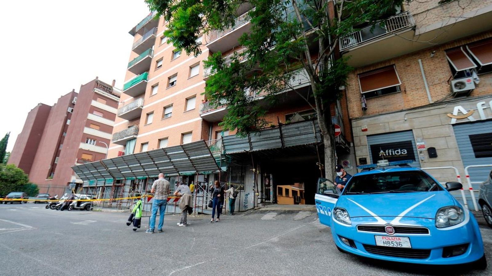 Edifici precintat per la policia al barri de Garbatella de Roma, on s'ha registrat un focus de coronavirus