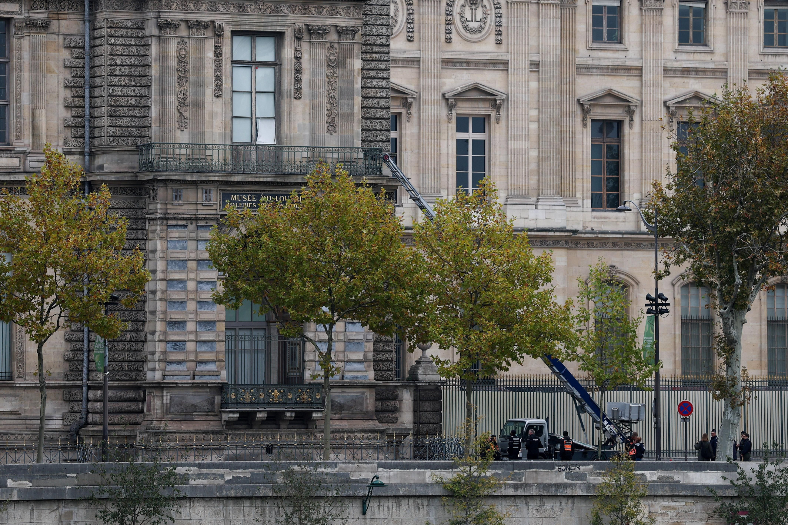 Una imatge mostra el muntacàrregues que, presumptament, s’hauria utilitzat en el robatori al Museu del Louvre. Una imatge mostra el muntacàrregues que, presumptament, s’hauria utilitzat en el robatori al Museu del Louvre.