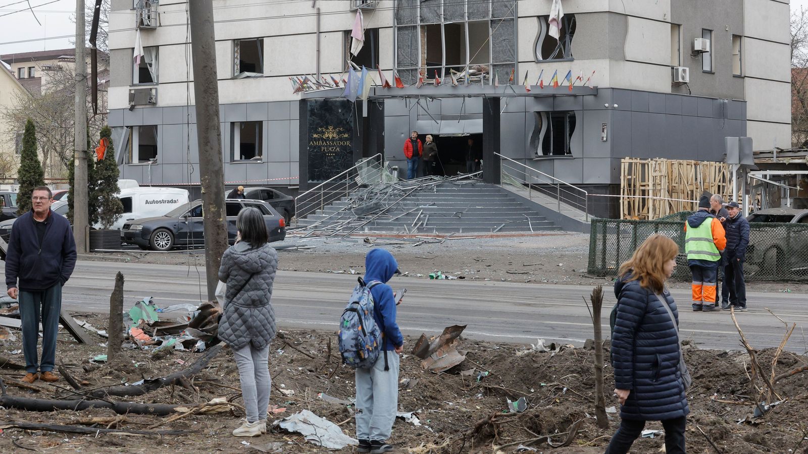 eïns de Kíiv intenten fer les seues vides diàries malgrat els atacs russos contra zones residencials d’Ucraïna