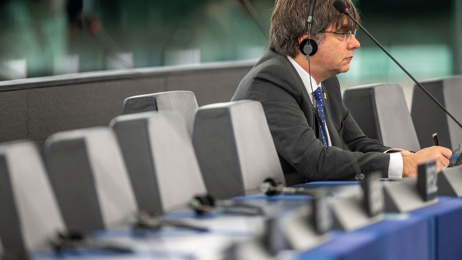 Carles Puigdemont escolta una intervenció al parlament europeu en una imatge d'aquest dimarts