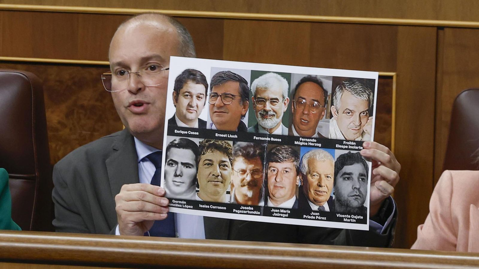 Tellado exhibeix la làmina amb les cares de les víctimes socialistes d'ETA que ha encés el debat