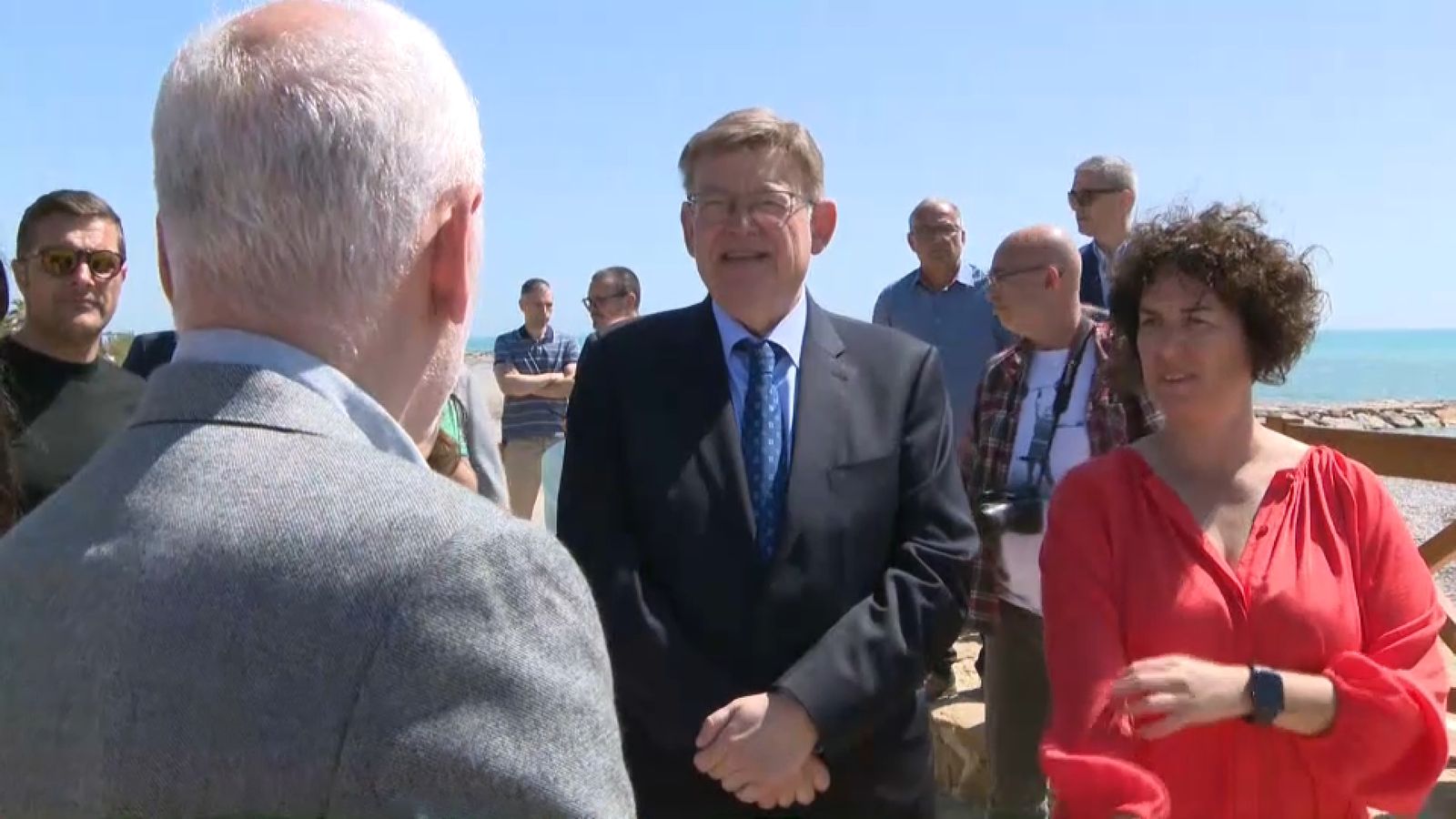El cap del Consell, Ximo Puig, acompanyat de l'alcaldessa d'Almenara, Estíbaliz Pérez, durant la visita del president de la Generalitat a les obres a la façana marítima del municipi castellonenc