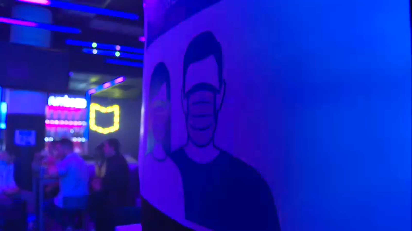 Un cartell recorda l'ús de la mascareta en l'interior d'un local d'oci