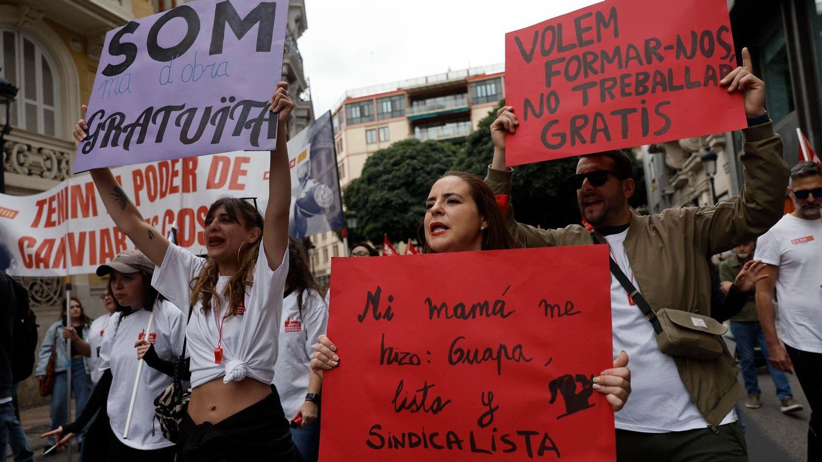 Manifestants que participaven en la marxa convocada per UGT i CCOO i que ha recorregut el centre de València