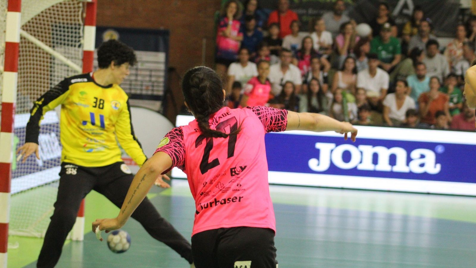 Paola Bernabé, en una acció d'atac