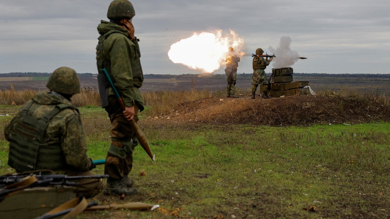 Reservistes russos entrenen a una zona de Donetsk sota control de Moscou