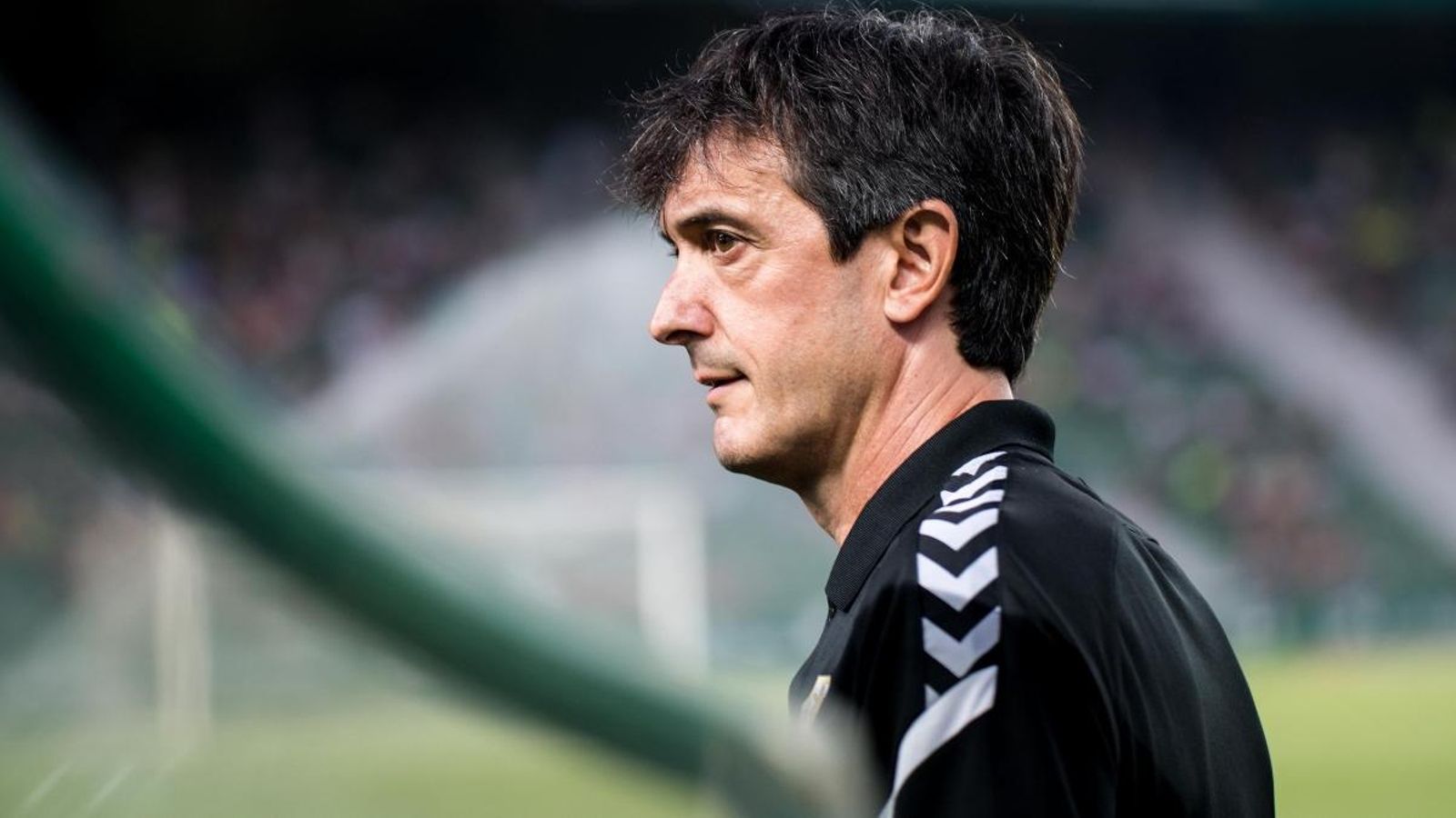 L’entrenador Pacheta, amb gest pensatiu