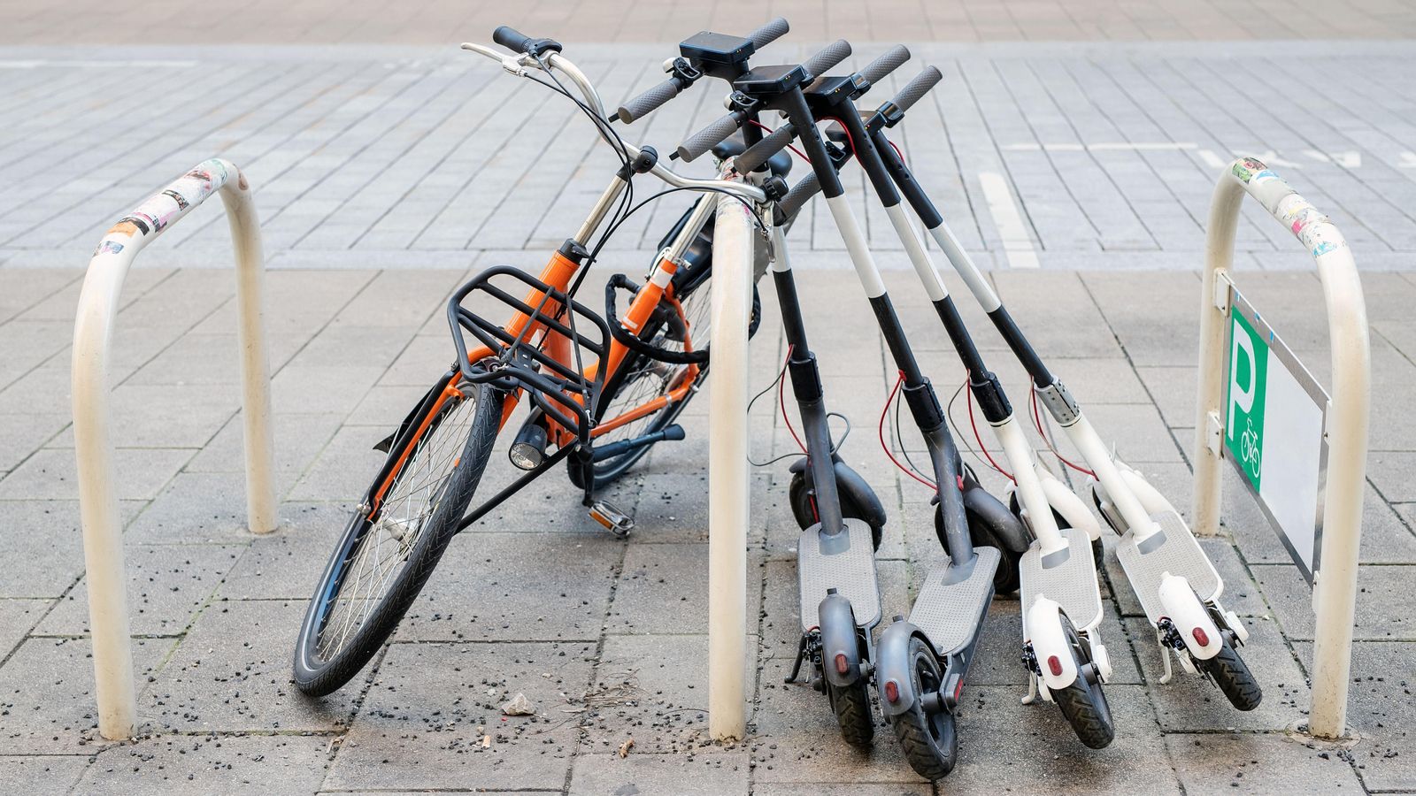 El presumpte autor dels robatoris es desplaçava des d'Alacant per a emportar-se els patinets aparcats