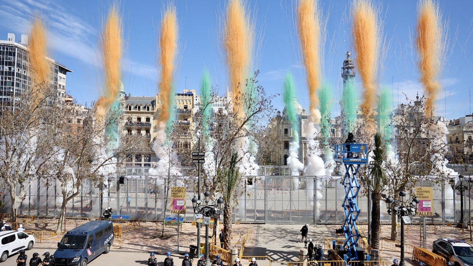 Espectacular imatge de Pirotècnia Crespo a la plaça de l'Ajuntament 2025
