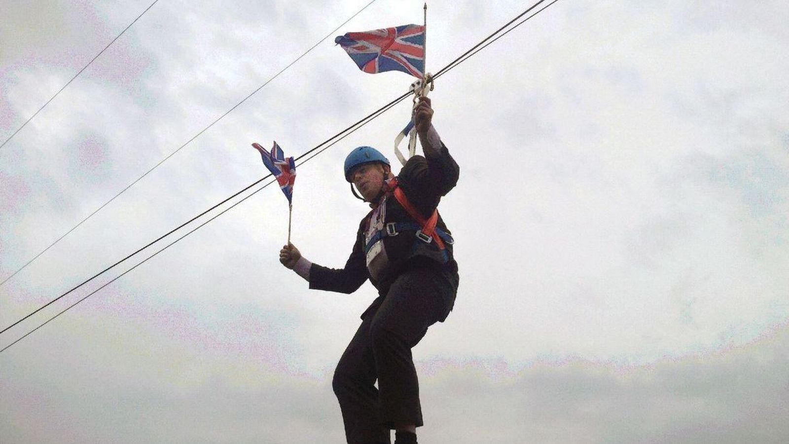 Boris Johnson es va quedar encallat en una tirolina durant un acte de campanya pel Brexit Boris Johnson es va quedar atascat en una tirolina durant un acte de campanya pel Brexit