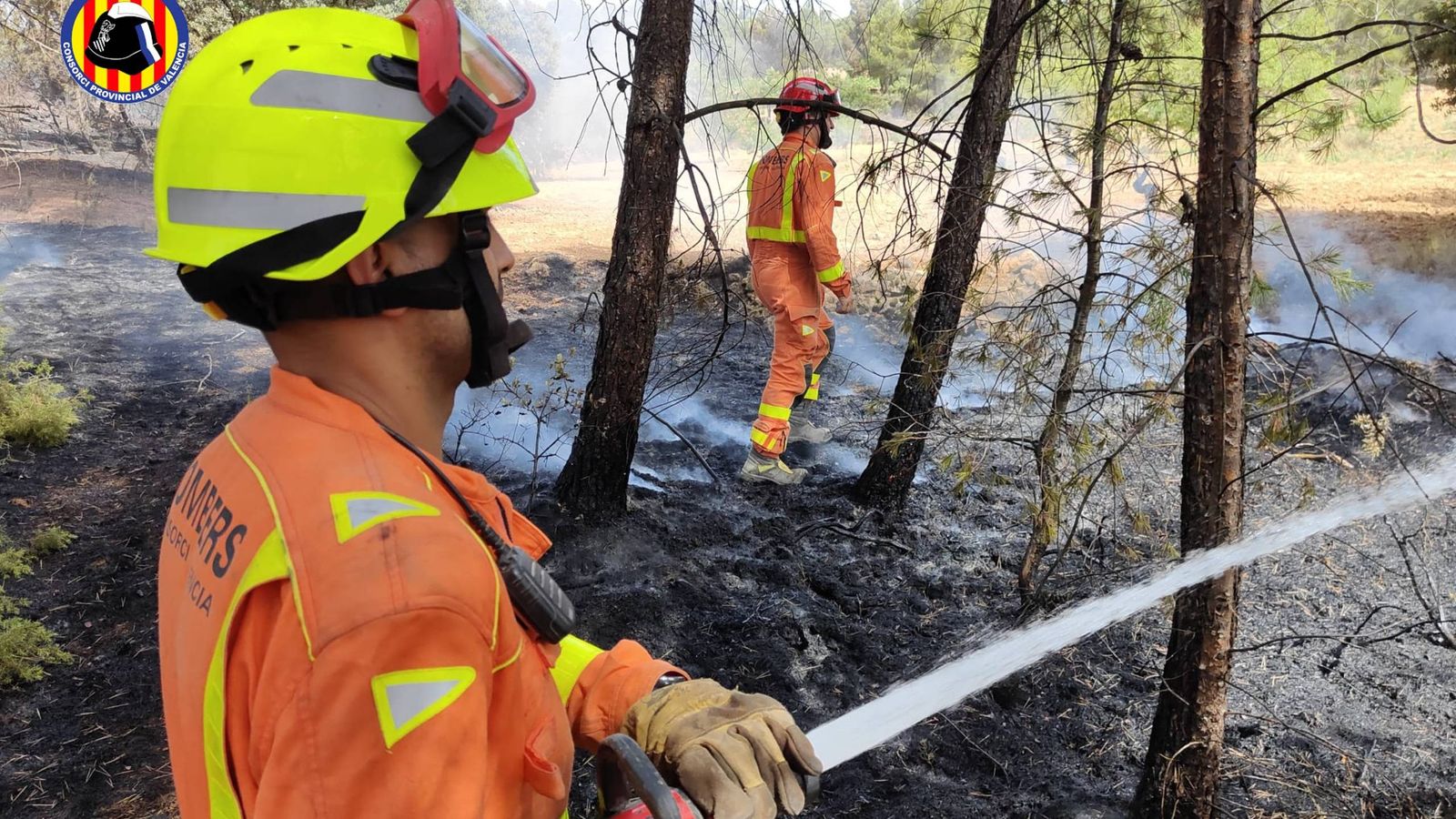 Dos bombers treballen en l'extinció de l'incendi declarat a Venta del Moro