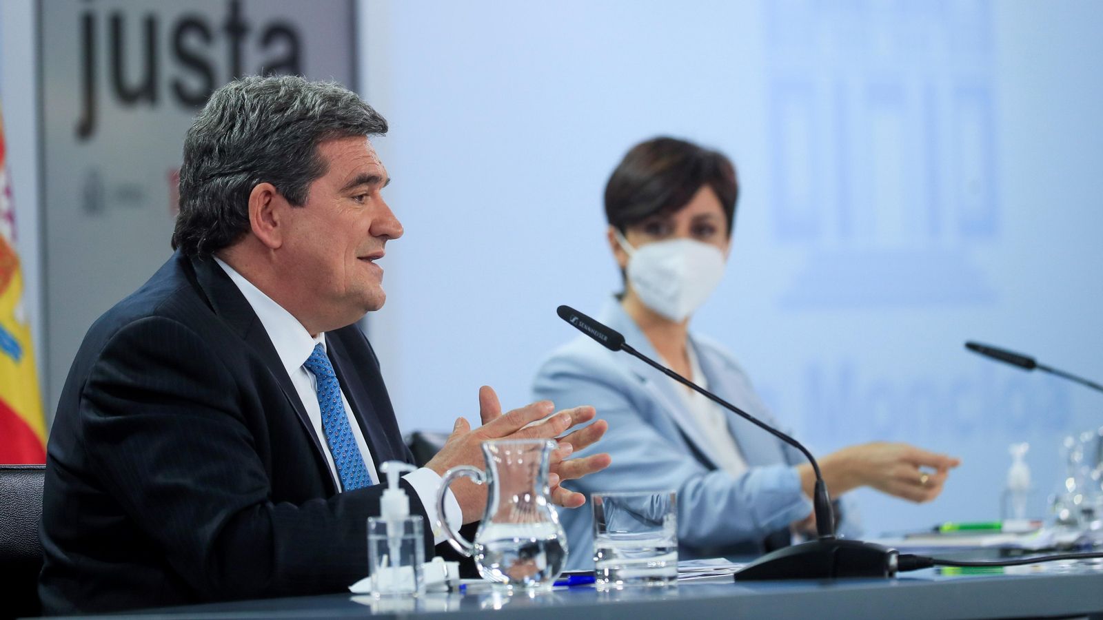 El ministre d'Inclusió, en primer terme, i la ministra portaveu en la roda de premsa posterior al Consell de Ministres d'aquest dimarts