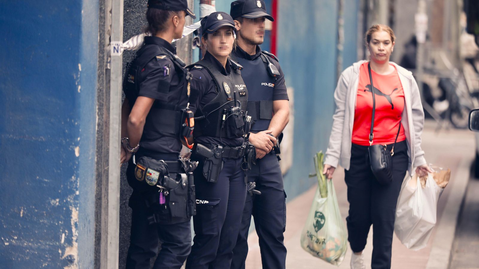 Agents de la Policia durant els treballs d'inspecció en el domicili on Juana Canal residia