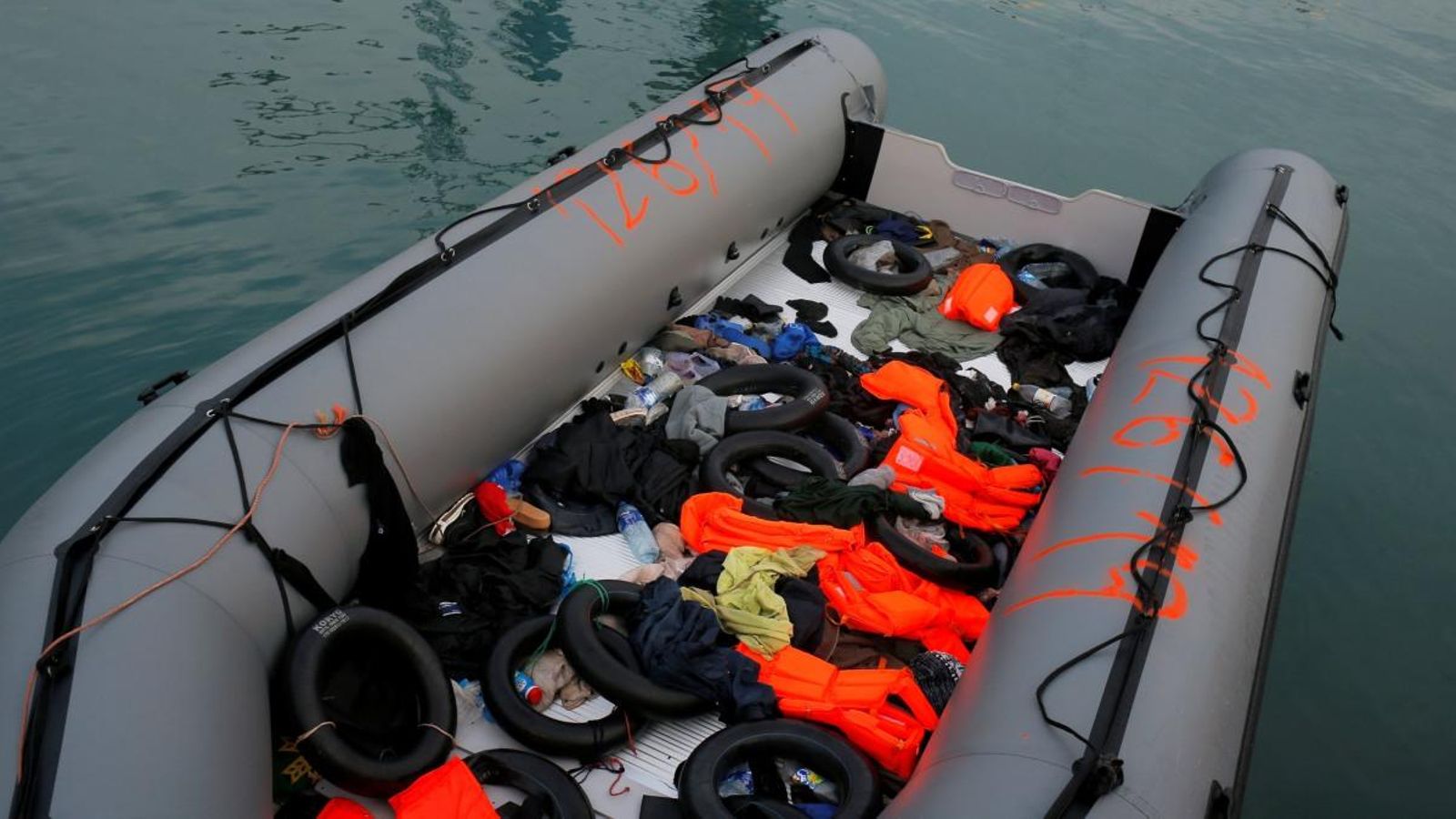 En imatge la llanxa pneumàtica amb que un grup de migrants va intentar arribar a les costes de Màlaga