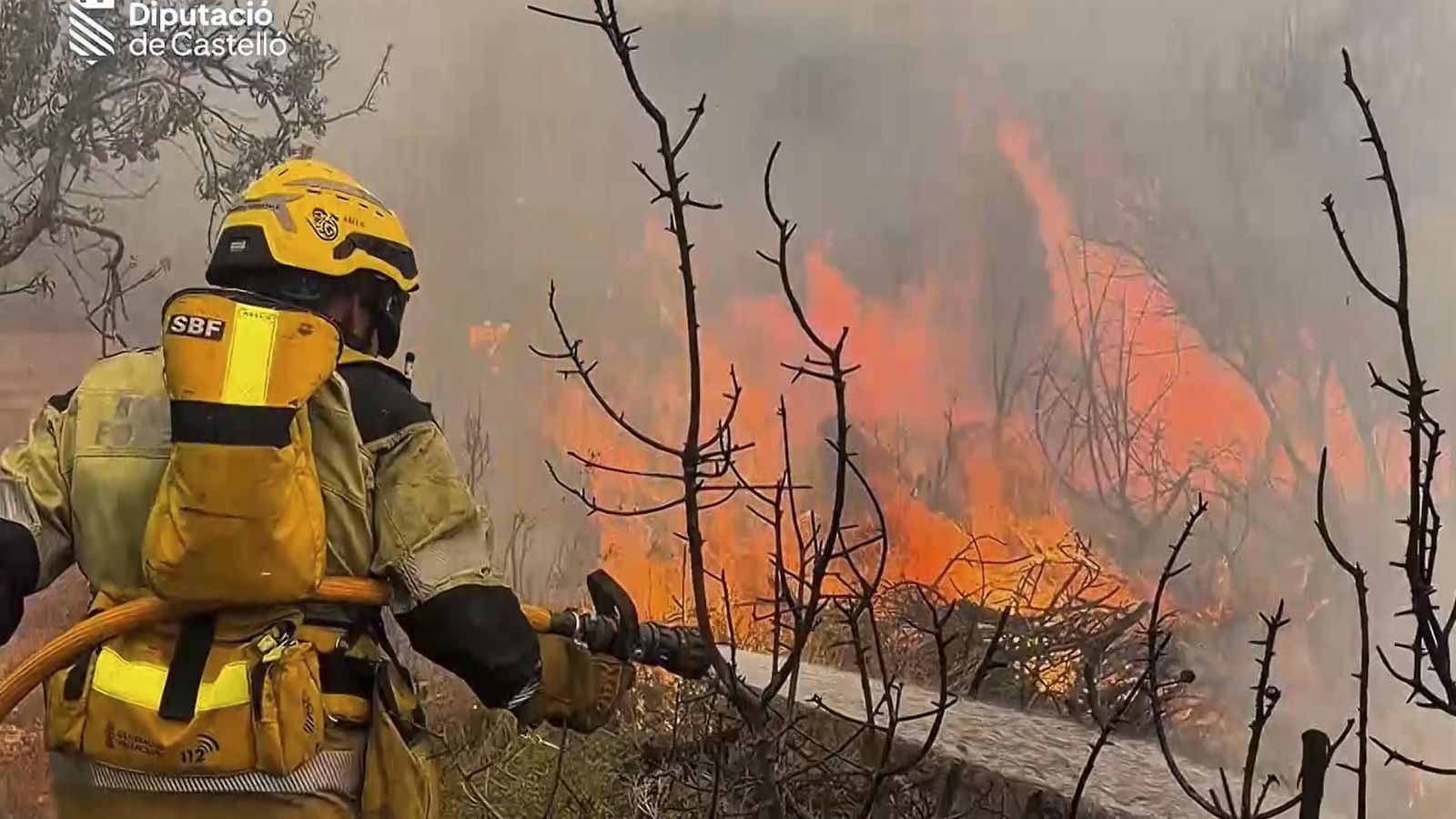 Un bomber lluita contra les flames en l'incendi de Soneja, este diumenge