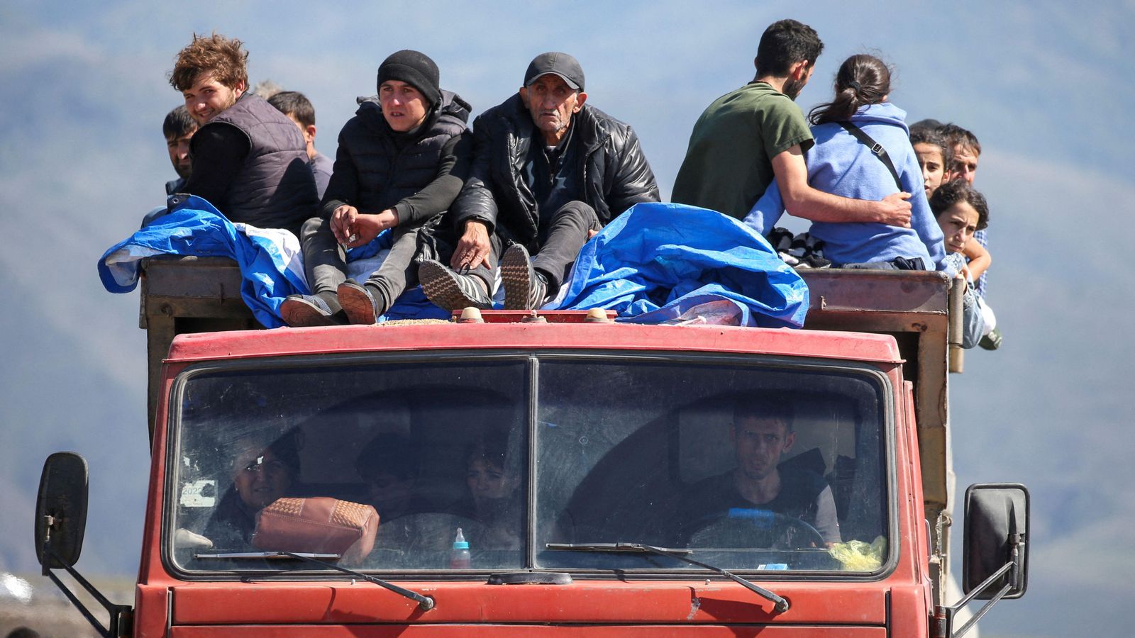 Un camió, carregat de refugiats, ix de l’Alt Karabakh, la regió annexionada per l'Azerbaiján