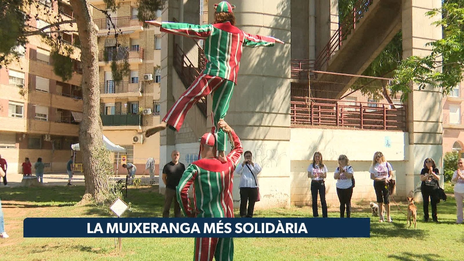 Dos muixeranguers fan la figura de la reverència a Catarroja