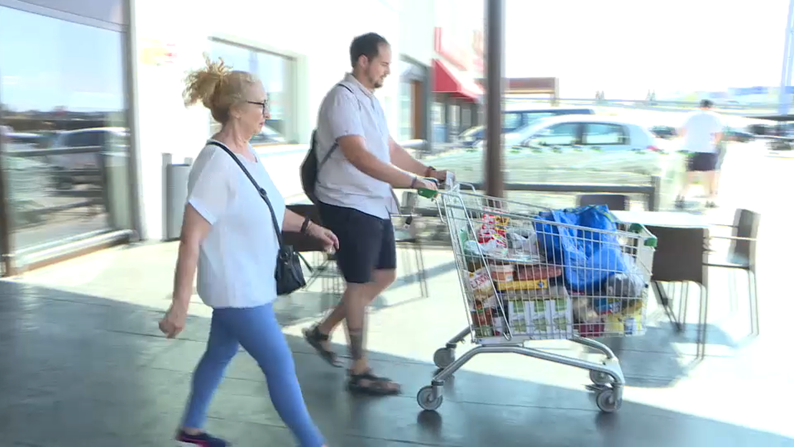 Parella amb la cistella de la compra