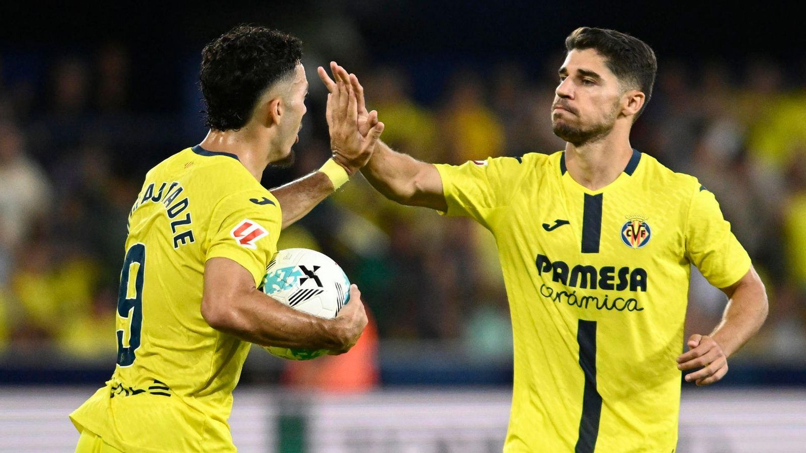 Mikautadze i Solomon celebren un dels gols contra Osasuna