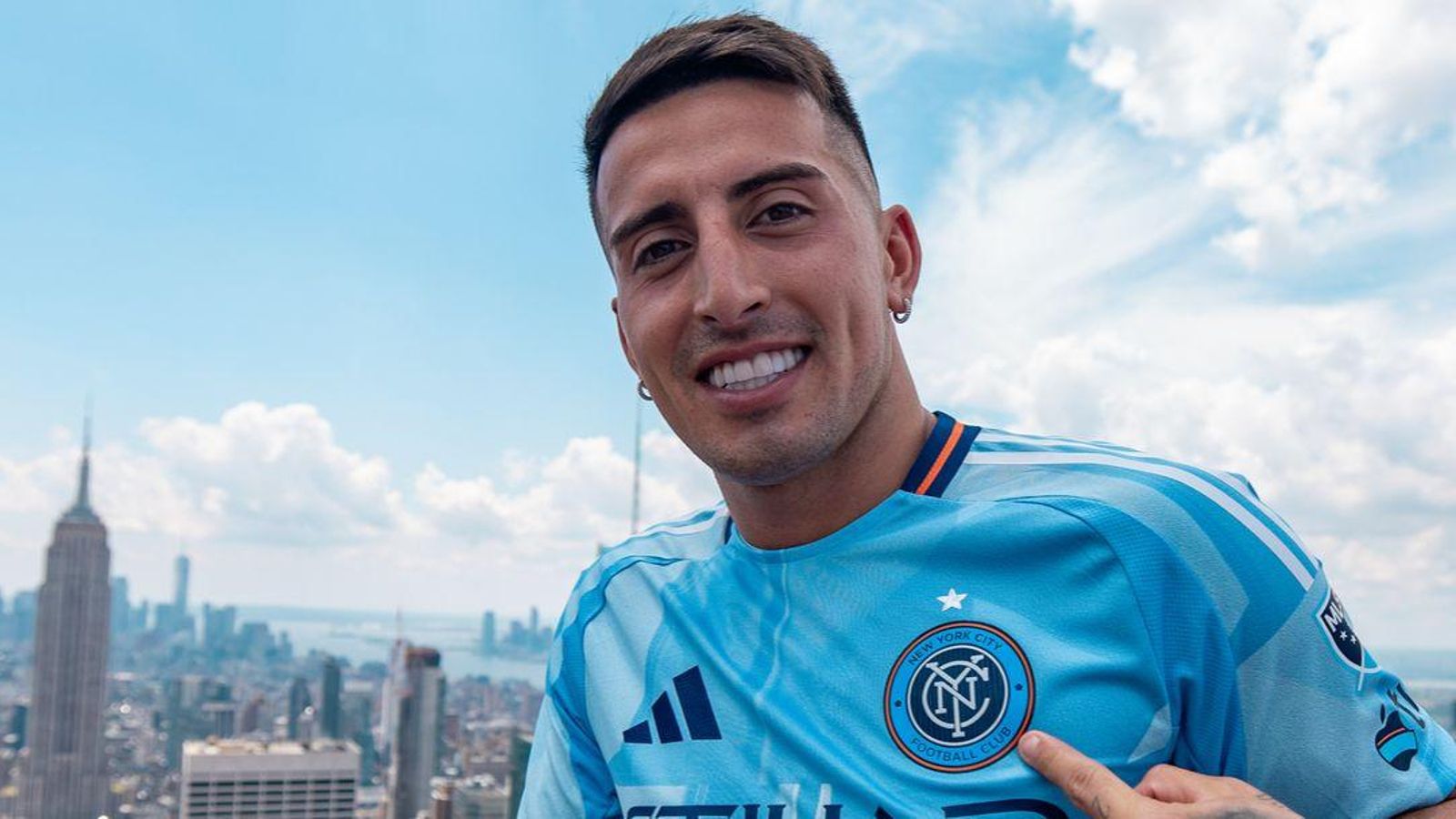 Nico Fernández Mercau amb la camiseta del New York City Gvley0uWcAAg8g8