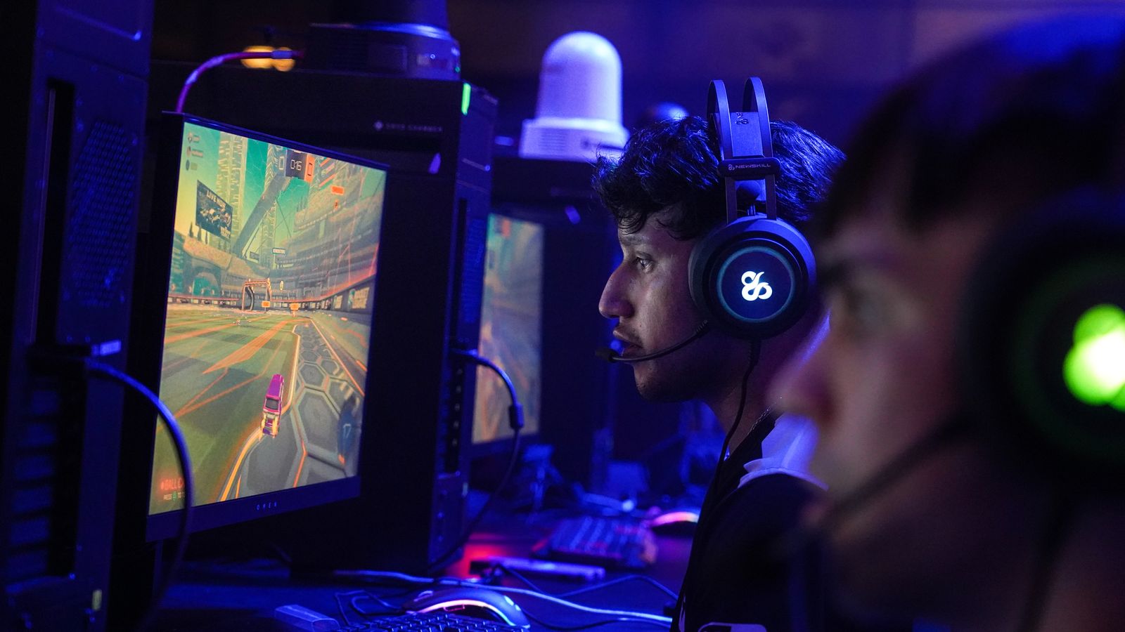 Dos joves jugant a videojocs durant el festival DreamHack València 2023