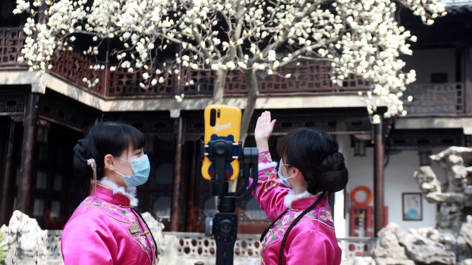 Dues guies turístiques, amb mascaretes