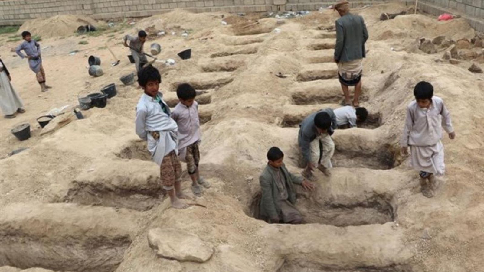 Segons l'últim balanç oferit pel govern rebel houthi el bombardeig acabà amb la vida de 40 menors.