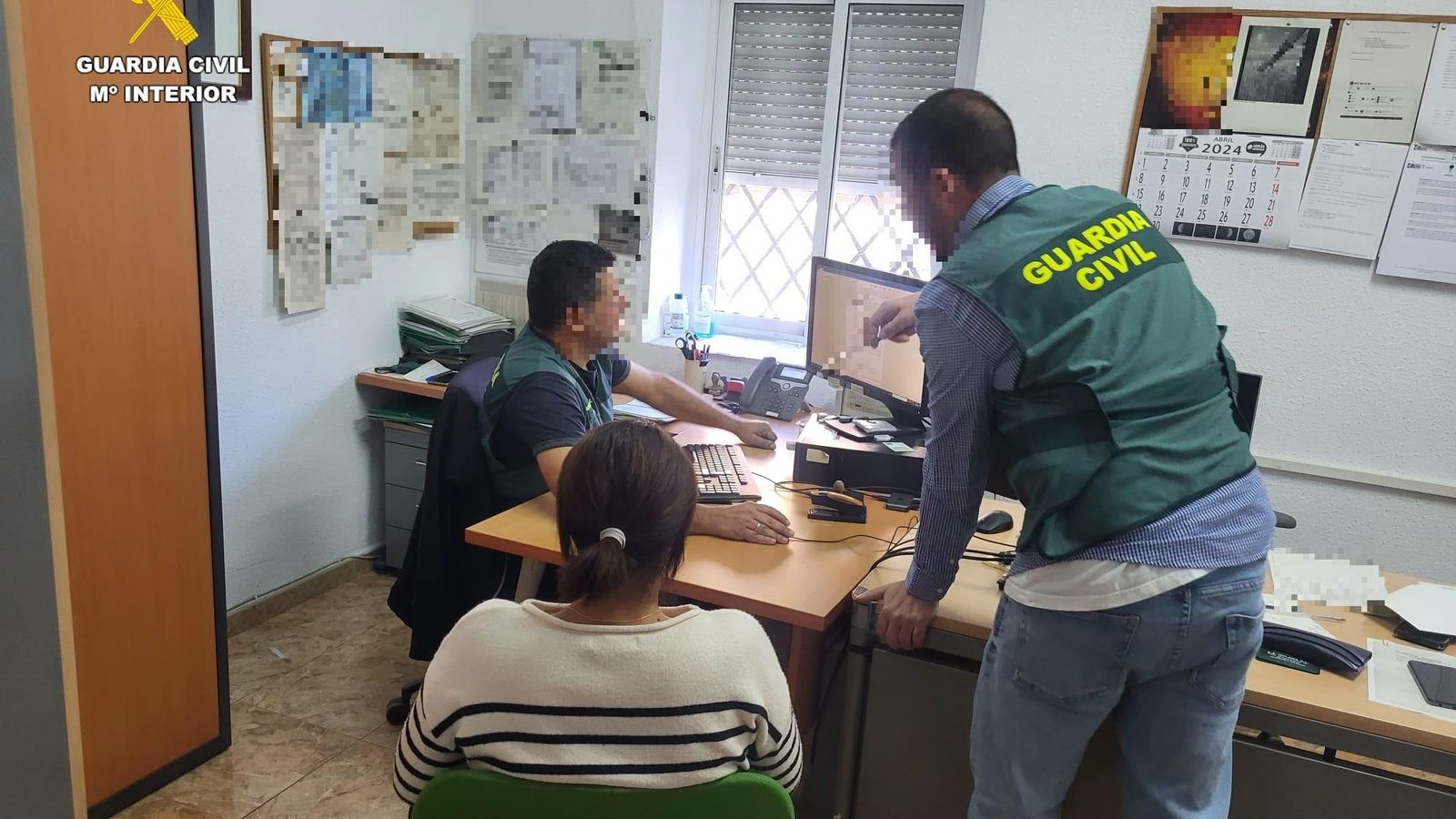 Agents de la Guàrdia Civil en tasques d'investigació