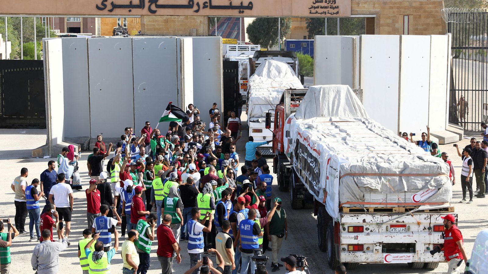Voluntaris egipcis celebren l'obertura temporal del pas de Rafah aquest dissabte Voluntaris egipcis celebren l'obertura temporal del pas de Rafah aquest dissabte