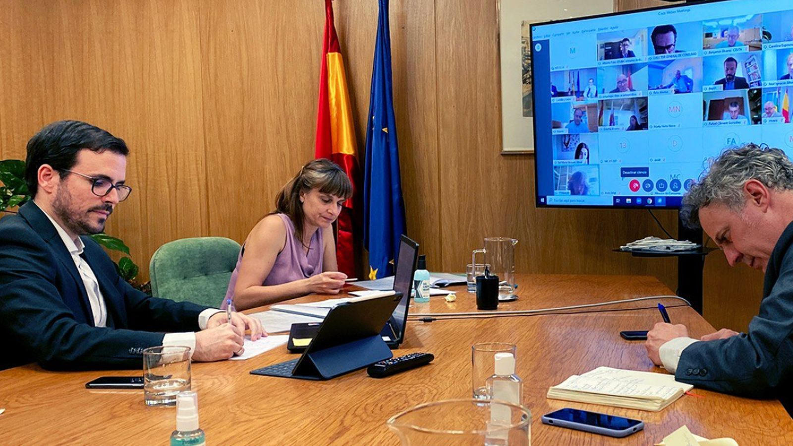 El ministre de Consum, durant la reunió amb les comunitats