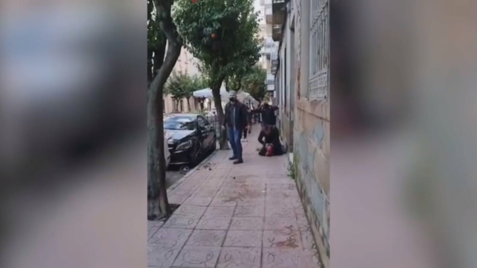 Els dos policies durant l'agressió