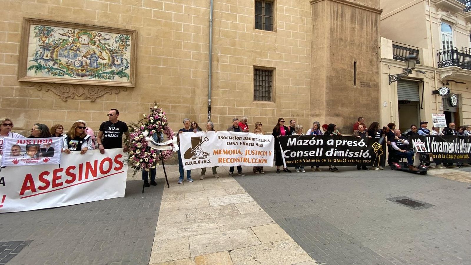 Concentració de les associacions de víctimes de la dana a les portes de les Corts
