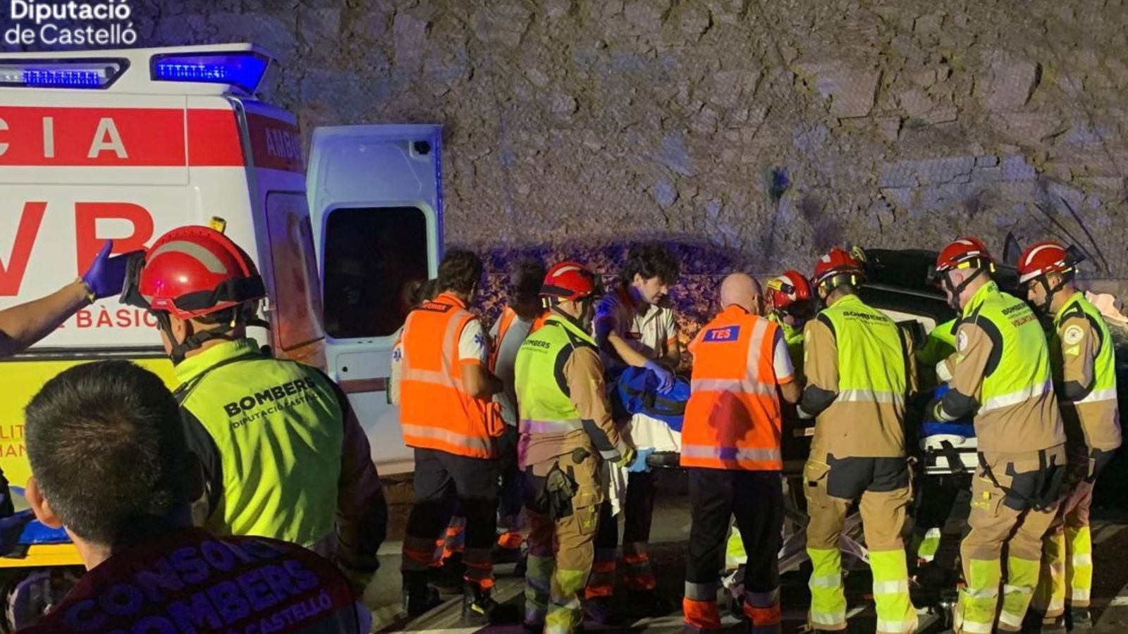 Els bombers treballen en un accident, en arxiu