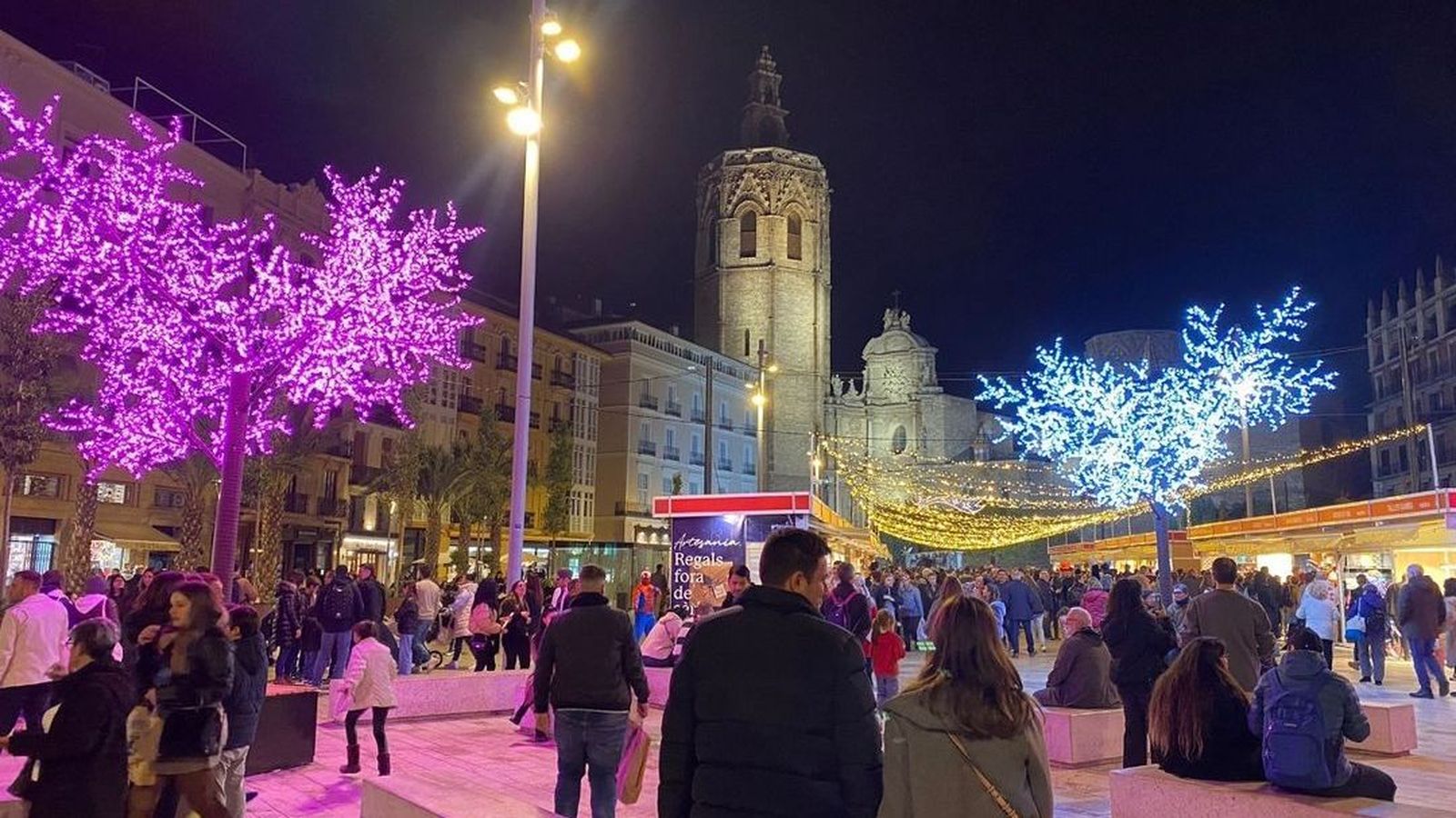 Les llums decoren la plaça de la Reina de València
