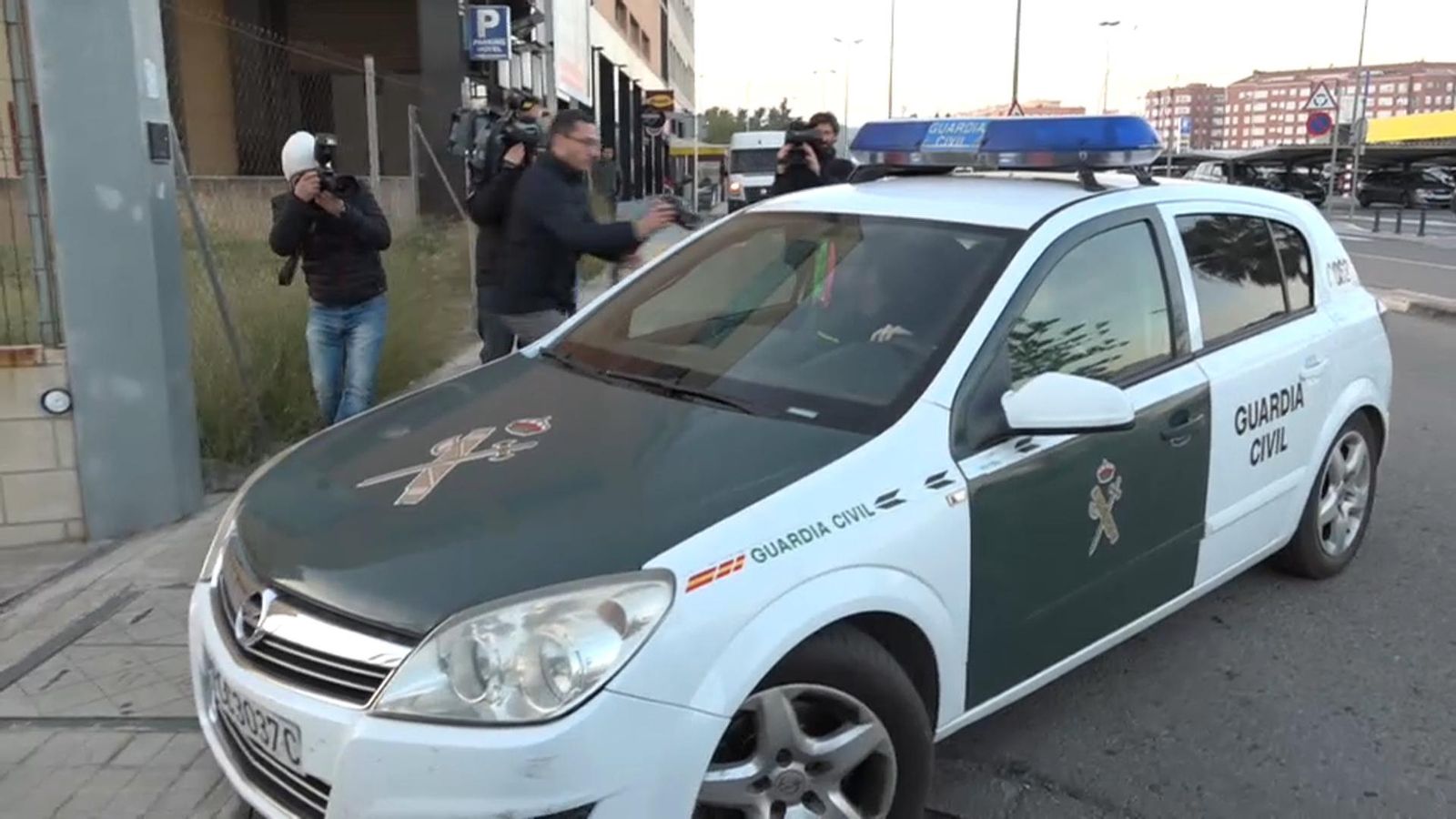 Els detinguts ixen de dependències policials en el cotxe de la Guàrdia Civil