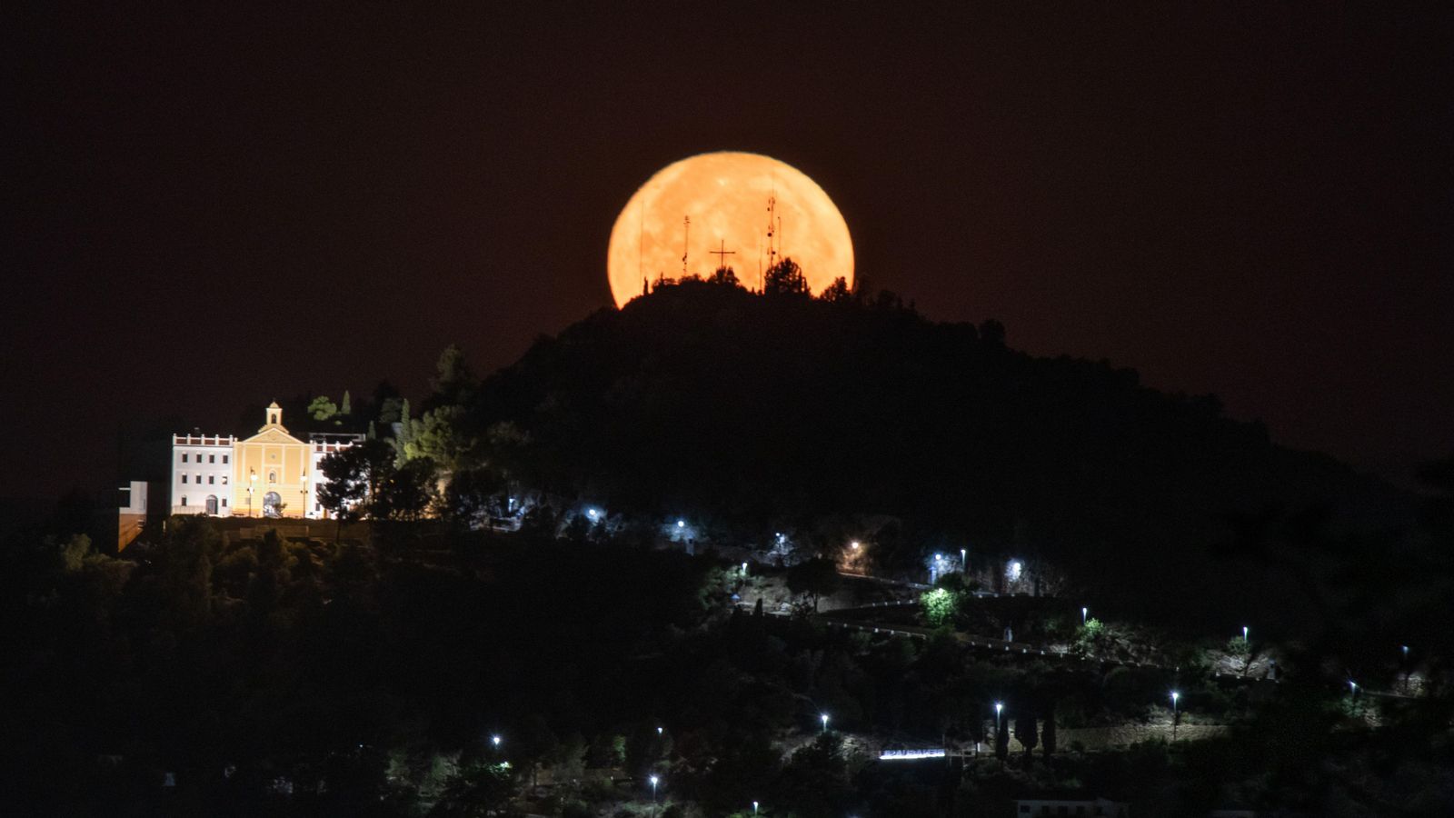 Eixida de la lluna darrere de l'ermita de Benaguasil (Camp de Túria)