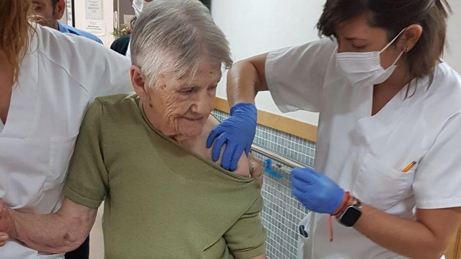 Una resident rep, aquest dimecres, la tercera dosi de la vacuna
