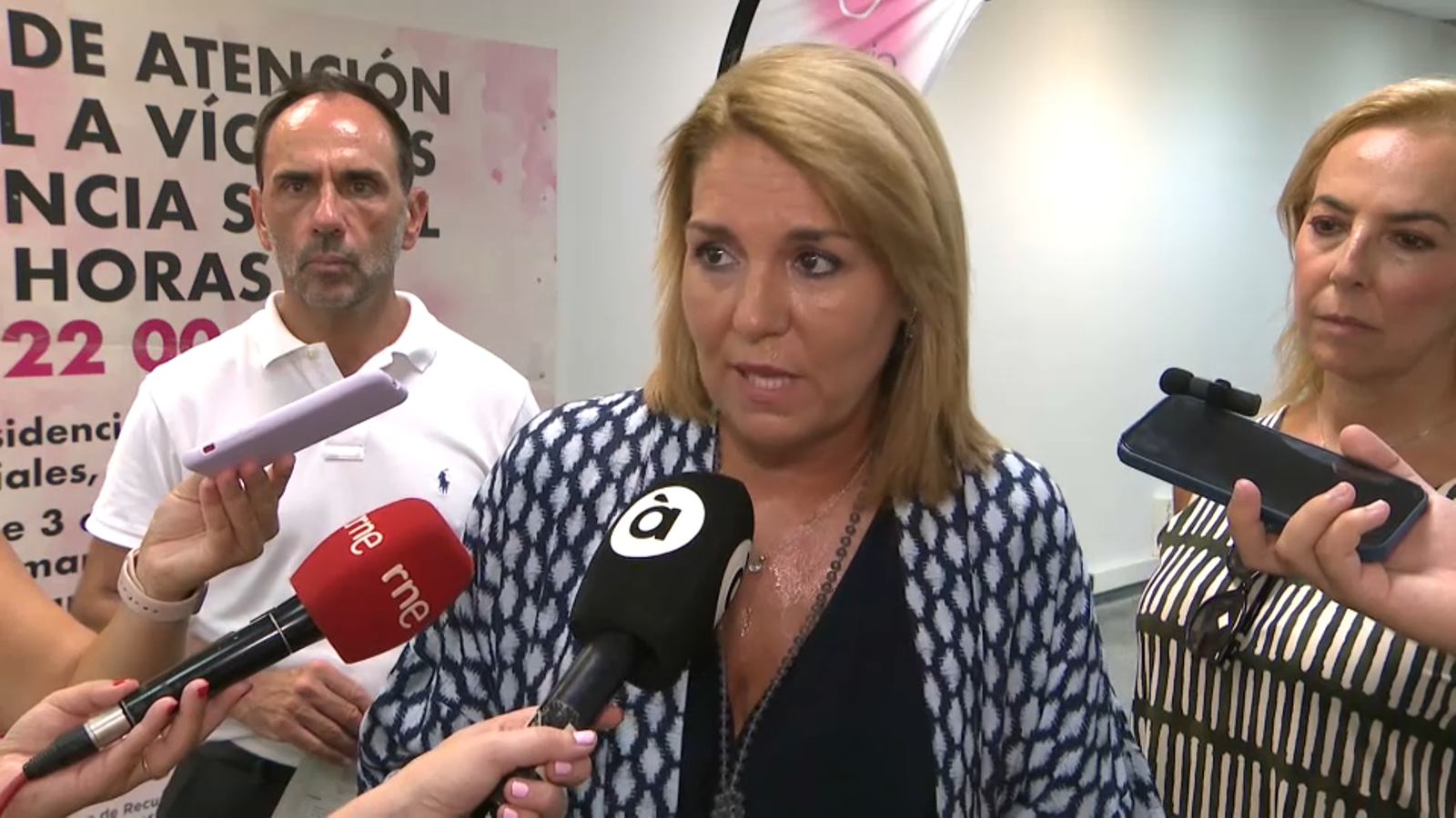 La vicepresidenta i consellera de Servicis Socials, Susana Camarero, atén els mitjans de comunicació