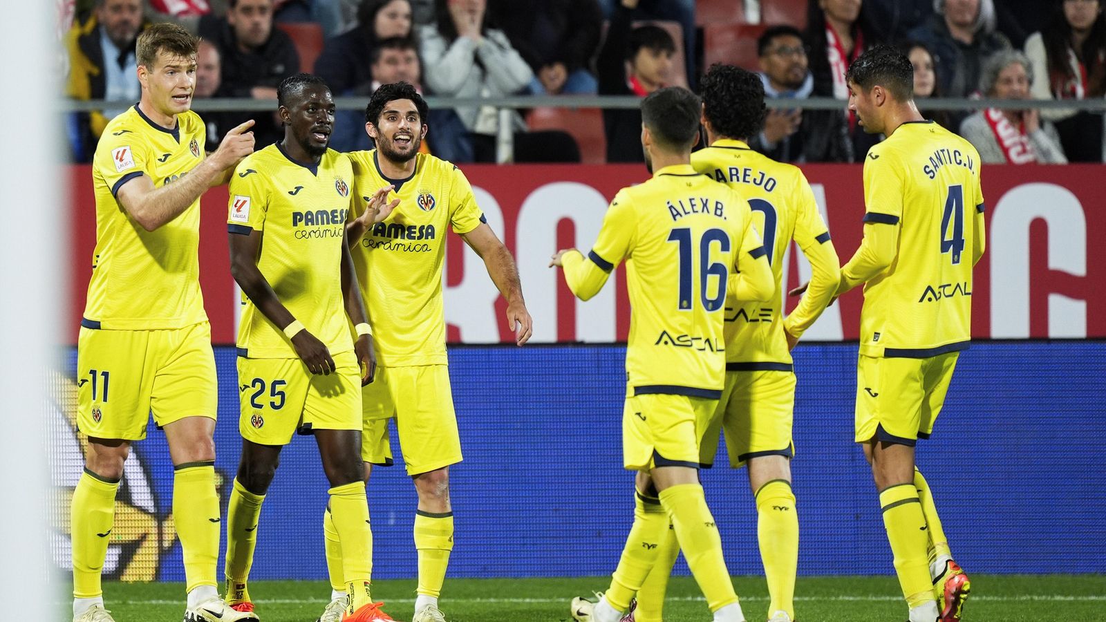 Els jugadors del Vila-real celebren el gol de Traoré