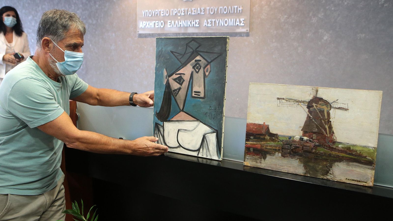 Agents de la policia grega han presentat aquest dimarts les pintures robades de Picasso i Mondrian, en una conferència de premsa a Atenes