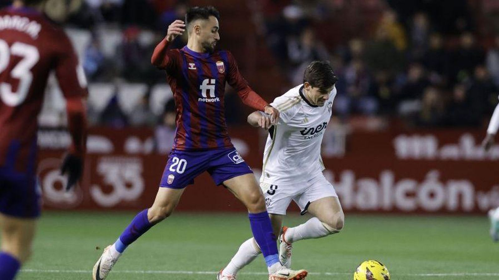 Un jugador del CD Eldense i un de l'Albacete lluiten per una pilota