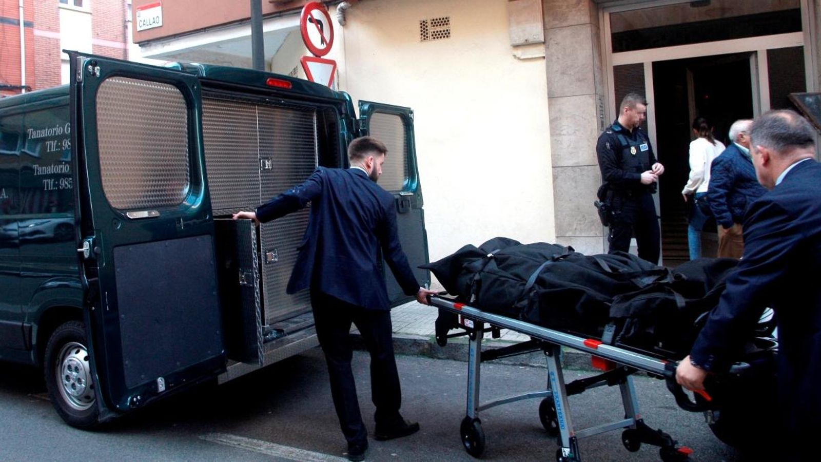 Dues persones traslladen el cadàver de la dona de 41 anys, a Gijón