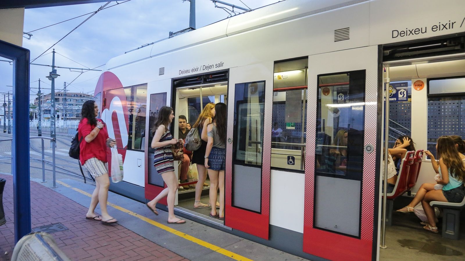 Usuaris entrant en un convoi Metrovalència