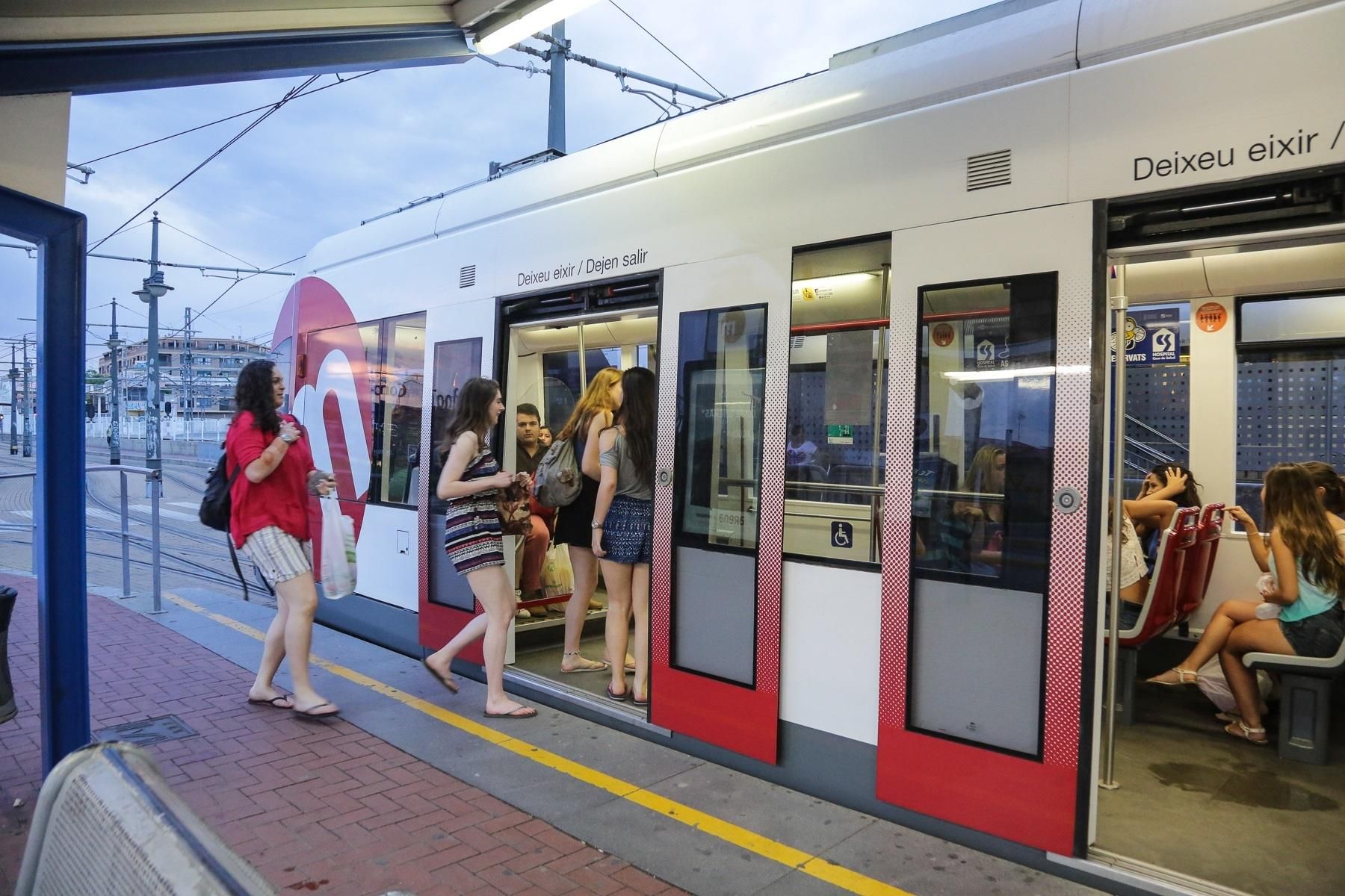 Usuaris entrant en un convoi Metrovalència