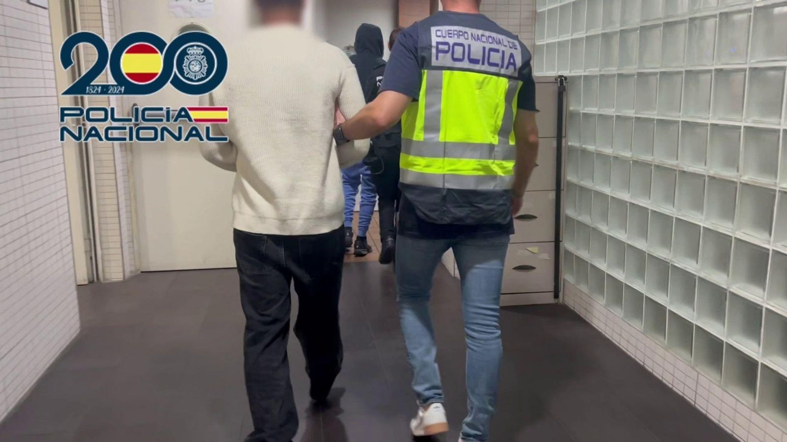 Moment de la detenció d'un dels investigats per l'agressió Moment de la detenció d'un dels homes investigats per l'agressió